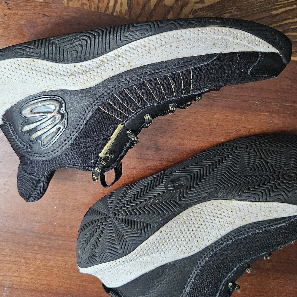 Under Armour Curry 3Z7 'Black Metallic Gold' | Youth Size 5 - Picture 4 of 7